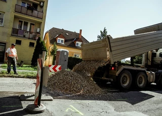 Kikerültek a megállni tilos táblák a szombathelyi Károly Róbert utcába